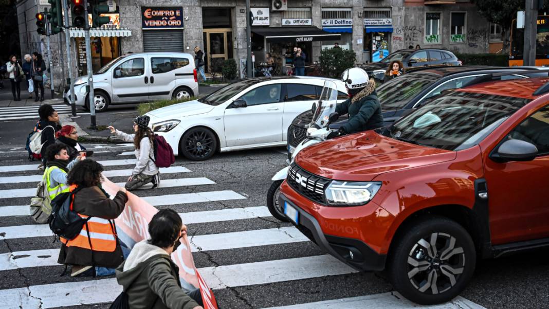 İklim aktivistleri protesto için yol kesti: Milano'da trafik kısa süreli kilitlendi 6